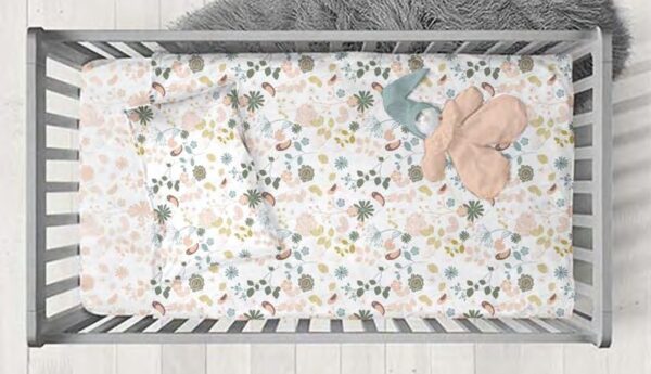 100% Organic Cotton Crib Fitted Sheet. Made from the Certified Organic Cotton, Which has a Fell of Silk. Hypo-Allergenic.