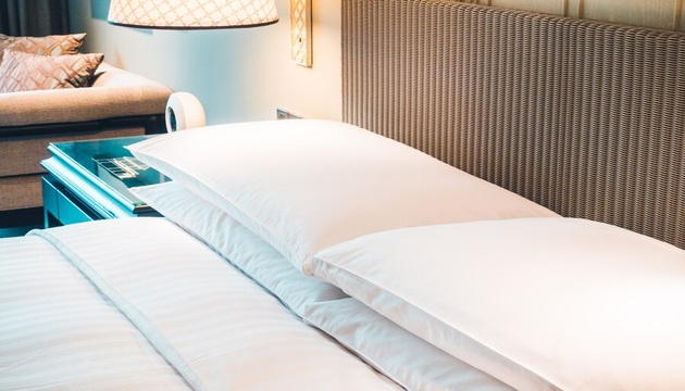 white-pillow-bed
